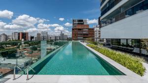 a swimming pool on the roof of a building at Studio completo próx. estação Fradique Coutinho in Sao Paulo