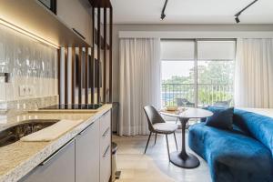 Kuchyň nebo kuchyňský kout v ubytování Iconyc Charlie Ibirapuera Hotel