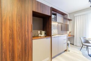 Iconyc Charlie Ibirapuera Hotel的厨房或小厨房