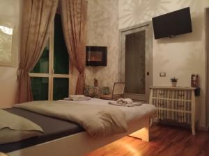 A bed or beds in a room at Studio Sedie Volanti