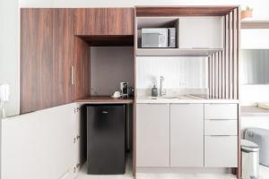 Iconyc Charlie Ibirapuera Hotel的厨房或小厨房