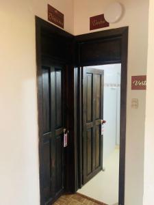 dos puertas en el pasillo de un edificio en Finca Hotel Calle Jardin, en La Tebaida