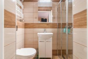 Willa LTC Apartments Orłowo في غدينيا: حمام مع مرحاض ومغسلة