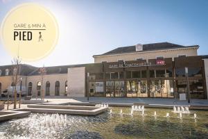 a building with a fountain in front of a building at Côté cour - gare/centre, neuf, clim in Châteauroux