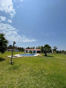 einen Park mit Pool und Haus in der Unterkunft Casa de Campo en Conache in Trujillo