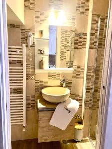 a bathroom with a sink and a mirror at B&B L'Arenaria in Pietrapertosa