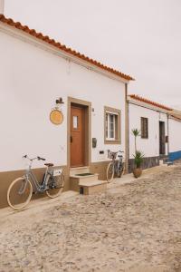 zwei Fahrräder, die vor einem Gebäude geparkt sind in der Unterkunft Casa Coração Alentejano- Casas com EnCanto in Reguengos de Monsaraz
