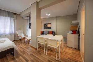 Una habitación con una mesa y sillas y una sala de estar. en Άνετο κεντρικό διαμέρισμα., en Larisa 9 fotos más