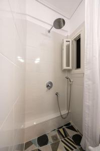 Un baño con ducha con cortina de ducha. en Άνετο κεντρικό διαμέρισμα., en Larisa