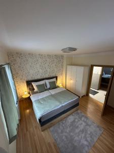 - une chambre avec un grand lit dans l'établissement Ferienwohnung Wolkenstein, à Wörschach