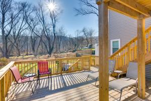 Φωτογραφία από το άλμπουμ του Walkable Downingtown Studio with Spacious Deck σε Downingtown