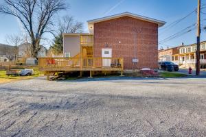 Φωτογραφία από το άλμπουμ του Walkable Downingtown Studio with Spacious Deck σε Downingtown