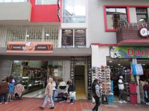 un grupo de personas caminando delante de una tienda en KORPAWASY, en Ipiales