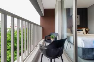 Iconyc Charlie Ibirapuera Hotel的阳台或露台