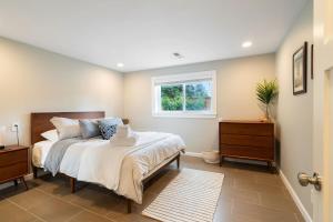 Tempat tidur dalam kamar di Gathering Spot Lower BY Betterstay