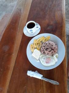 un plato de desayuno y una taza de café en Cabañas piedra grande ometepe, en Altagracia