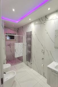 une salle de bains blanche avec toilettes et lavabo dans l'établissement porto, à Grado 11 autres photos