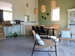 ein Wohnzimmer mit einem Esstisch und Stühlen in der Unterkunft Dijkhuis Driepolders in Biervliet