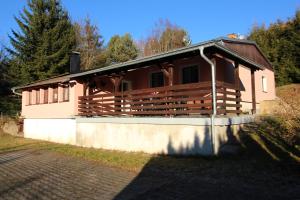 ein kleines Gebäude mit seitlicher Veranda in der Unterkunft Pink House Lipno in Lipno nad Vltavou