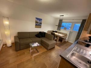 sala de estar con sofá y mesa en Ferienwohnung Roschitz en Schruns-Tschagguns
