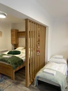 מיטה או מיטות בחדר ב-Martin Apartmanok