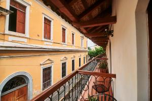 Hotel Plaza Colon - Granada Nicaragua的阳台或露台