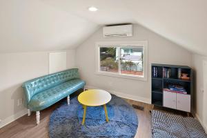 a living room with a green couch and a table at The I5 Cottage BY Betterstay in Seattle