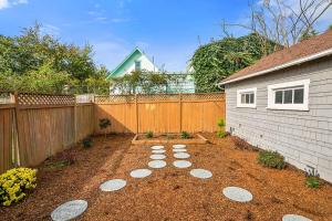 einen Hinterhof mit einem Holzzaun und einem Garten in der Unterkunft The I5 Suite BY Betterstay in Seattle