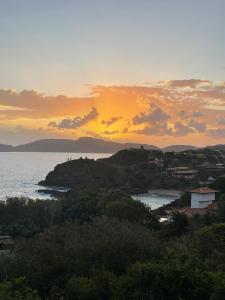 - une vue sur l'océan et le coucher de soleil en arrière-plan dans l'établissement Vista panorâmica e praia a pé., à Búzios