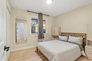 1 dormitorio con cama y ventana en 3457 Ingleside, en Ingleside