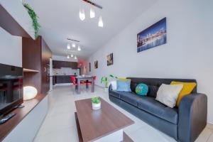 Χώρος καθιστικού στο Prime Location, Modern Apartment in St Julian's, Paceville, APT 8 by Vaganza