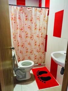 een badkamer met een toilet en een wastafel bij EL EDEN HABITACIONES in Manizales