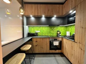 Kuchyň nebo kuchyňský kout v ubytování URBAN APARTMENTS THE PHILHARMONIC, Opolska 10 No 61, Free Garage, Self Check-in + 14 fotografií