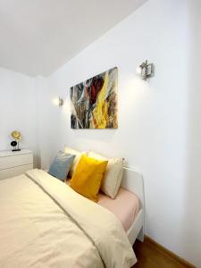 - une chambre avec un lit et une peinture murale dans l'établissement Alegro Studio Apartment, à Bucarest