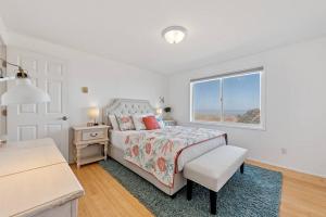una camera bianca con un letto e una finestra di West Beach Point BY Betterstay a Oak Harbor