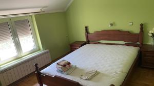 a small bedroom with a bed with white sheets at 朋来house in Ledine