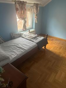 a bed sitting in a room with a window at 朋来house in Ledine