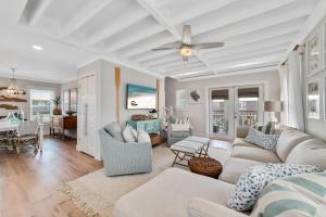 ein Wohnzimmer mit einer Couch und einem Deckenventilator in der Unterkunft Bon Vie in Gulf Shores