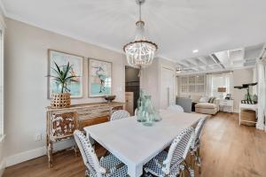 ein Esszimmer mit einem weißen Tisch und Stühlen in der Unterkunft Bon Vie in Gulf Shores