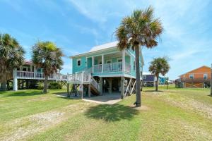 ein Haus mit Palmen davor in der Unterkunft Bon Vie in Gulf Shores