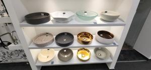 a display shelf with bowls and plates on it at Tybyn Geo Lodge in Arcabuco