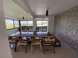 une salle à manger avec une grande table et des chaises en bois dans l'établissement Villa privada con una vista espectacular!, à Aguascalientes