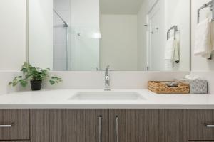 bagno con lavandino e specchio di Winslow Place BY Betterstay a Seattle