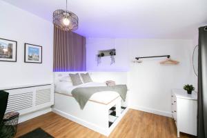 - une petite chambre avec un lit et un plafond violet dans l'établissement Smart Modern Studio With Free Parking, Wifi, Close To Town, Hospital, Uni, Quiet Area, Contact For Best Prices, à Exeter