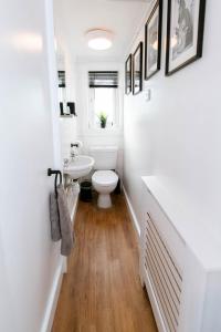 La salle de bains est pourvue de toilettes et d'un lavabo. dans l'établissement Smart Modern Studio With Free Parking, Wifi, Close To Town, Hospital, Uni, Quiet Area, Contact For Best Prices, à Exeter