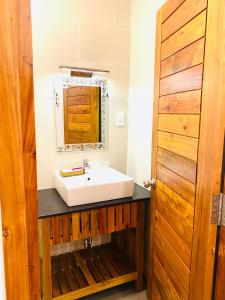 y baño con lavabo y espejo. en Biển Xanh Hotel, en Phu Quoc