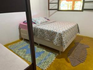 Giường trong phòng chung tại Chácara das Araucárias