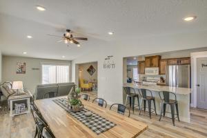 uma cozinha e sala de estar com mesa e cadeiras em Modern Bloomington Home about 10 Mi to Bear Lake! em Bloomington