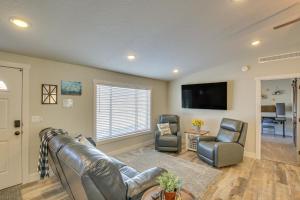 uma sala de estar com um sofá de couro e duas cadeiras em Modern Bloomington Home about 10 Mi to Bear Lake! em Bloomington