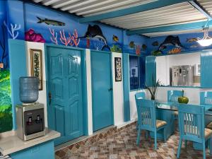 Lomarena的住宿－Cabaña San Jose Beach，一间拥有蓝色墙壁和鱼壁画的房间